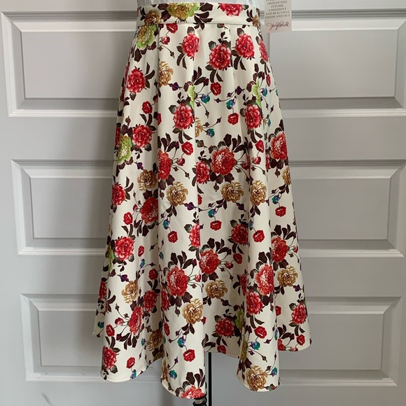 New NO TAGS JACLYN SMITH floral printed scuba stretch V neck midi dress. - Picture 5 of 13